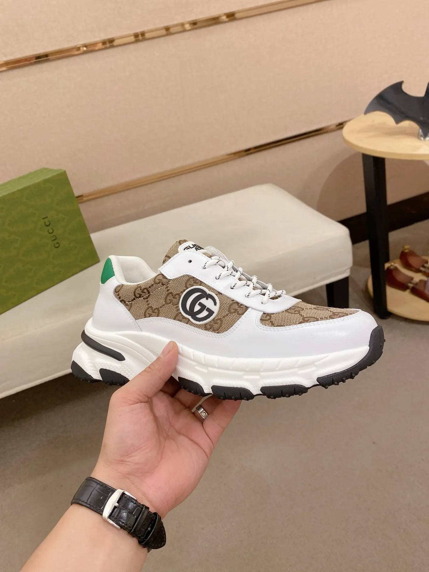 Men's men's shoes 442💰🇮🇹🇮🇹GUCCI🔍🔍new models are on sale at the same time at the counter. The uppers are made of top-grain cowhide imported from Italy. Fully imported genuine leather lining 💪💪, completely 1⃣️ to 1⃣️ replica 🇮🇹💪💪, ⚠ sole: original sole provided by the original factory, exclusive movable molded sole super comfortable, ⚠ original factory follow-up, 🔍🔍 high quality, you can go in and out of the counter at will, welcome to compare⚠. Code number: 38-44. Can be customized 45-46
